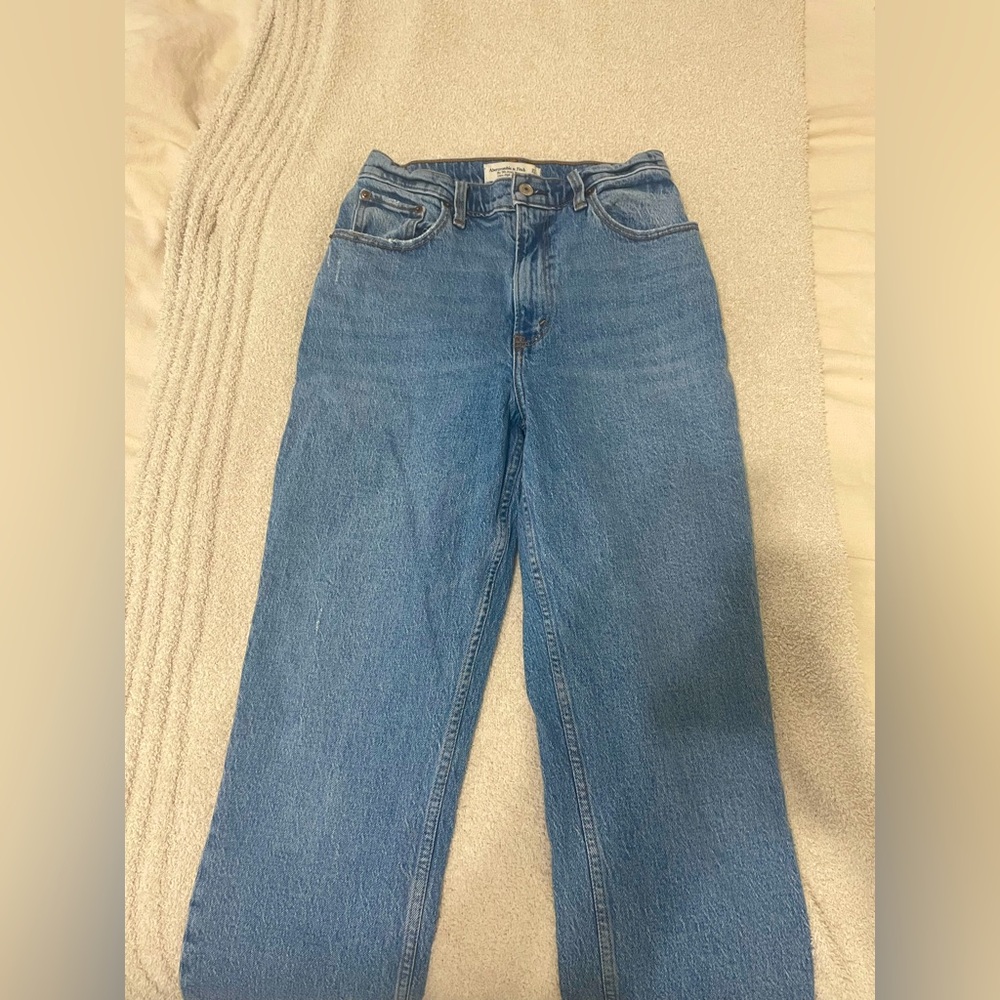 Abercrombie & Fitch 90’s Straight Ultra High Rise Jeans. Curve love. Size 27/4R